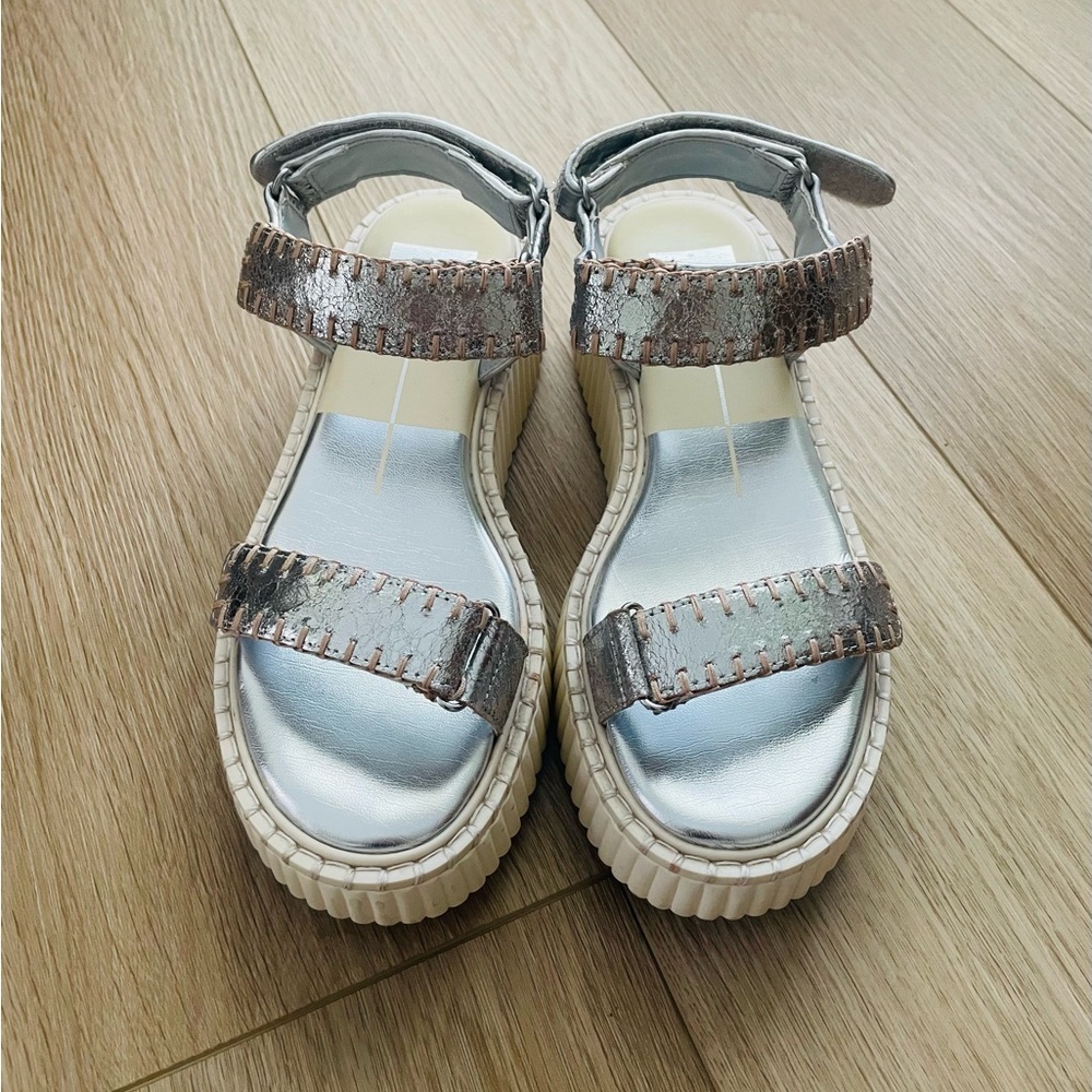 Dolce Vita Debra Distressed Leather Platform Sandal in Silver, Size 5.5 - Picture 1 of 2